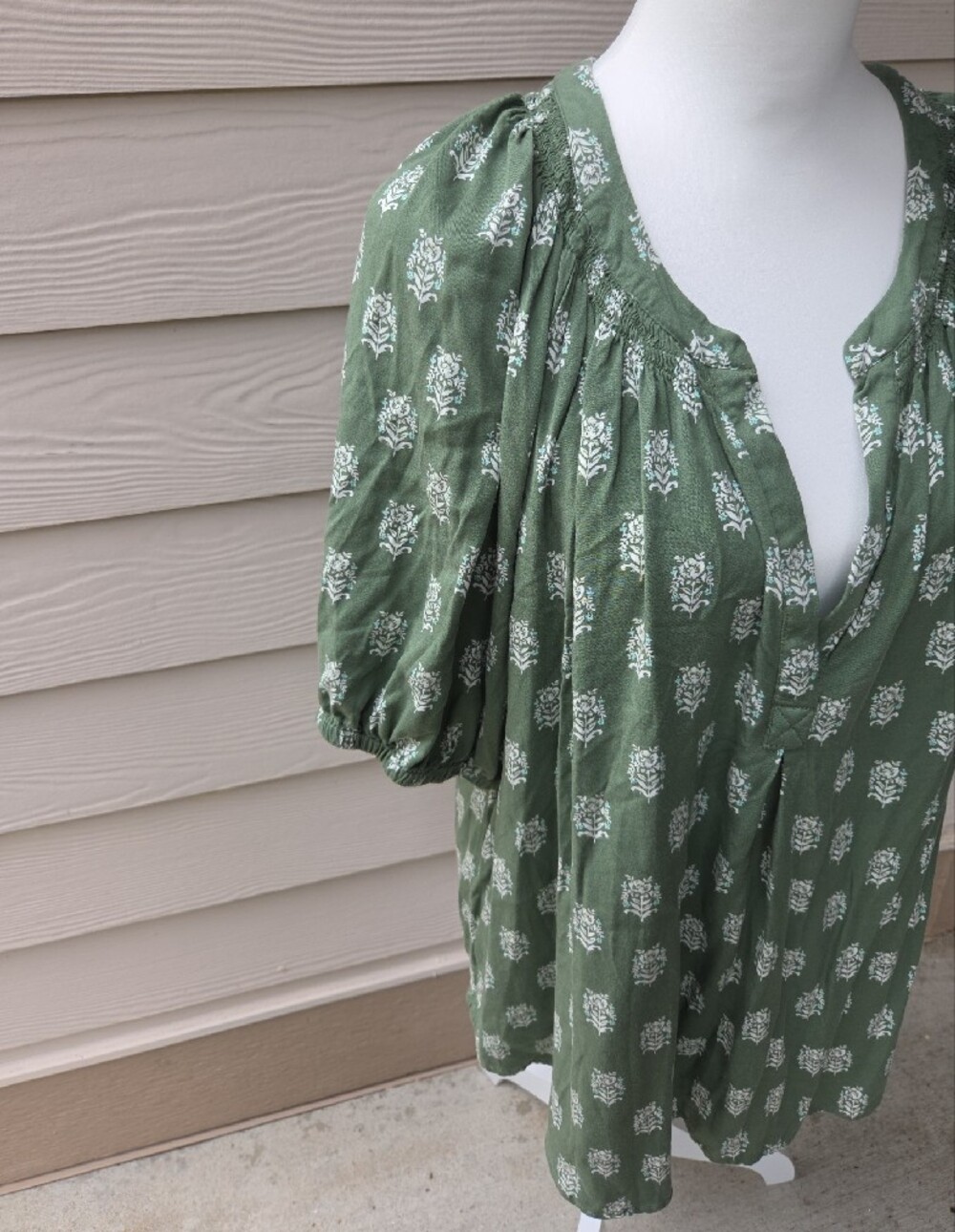 Crown & Ivy Women’s 2X Olive Green Floral Peasant Tunic - Picture 4 of 12